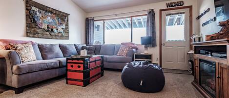 Smart TV, fireplace