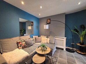 Living area - Cozy 4 Bedroom House in the Heart of Brixton (London)