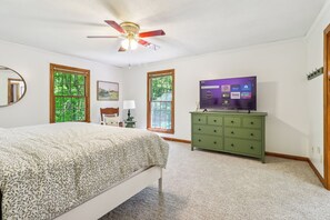 6 bedrooms, desk, iron/ironing board, free WiFi