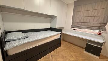 2 Schlafzimmer, Schreibtisch, Bügeleisen/Bügelbrett, Reisekinderbett