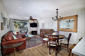 Televisión, chimenea, mesa de ping pong