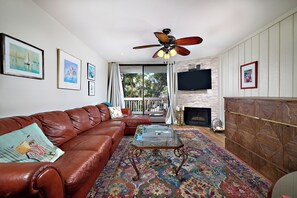 テレビ、暖炉、卓球台