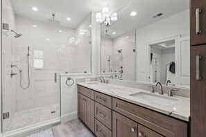Shower, hair dryer, towels, soap - Tyson’s Corner: Luxe Marshfront Retreat w/ Pool (Murrells Inlet)