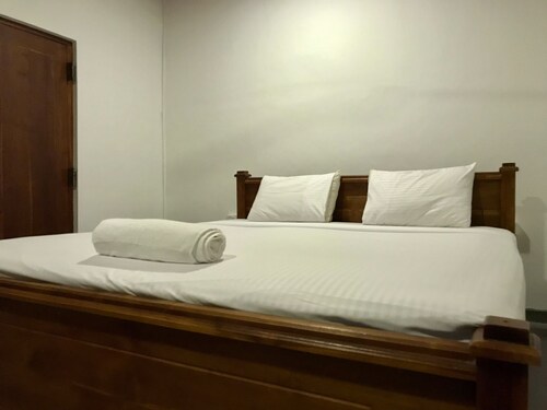 3-bedroom villa in charming Rathmale with AC, WiFi. Enjoyable getaway awaits