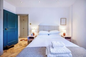 3 bedrooms, desk, Internet, bed sheets