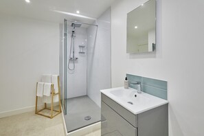 Shower, hair dryer, towels, shampoo