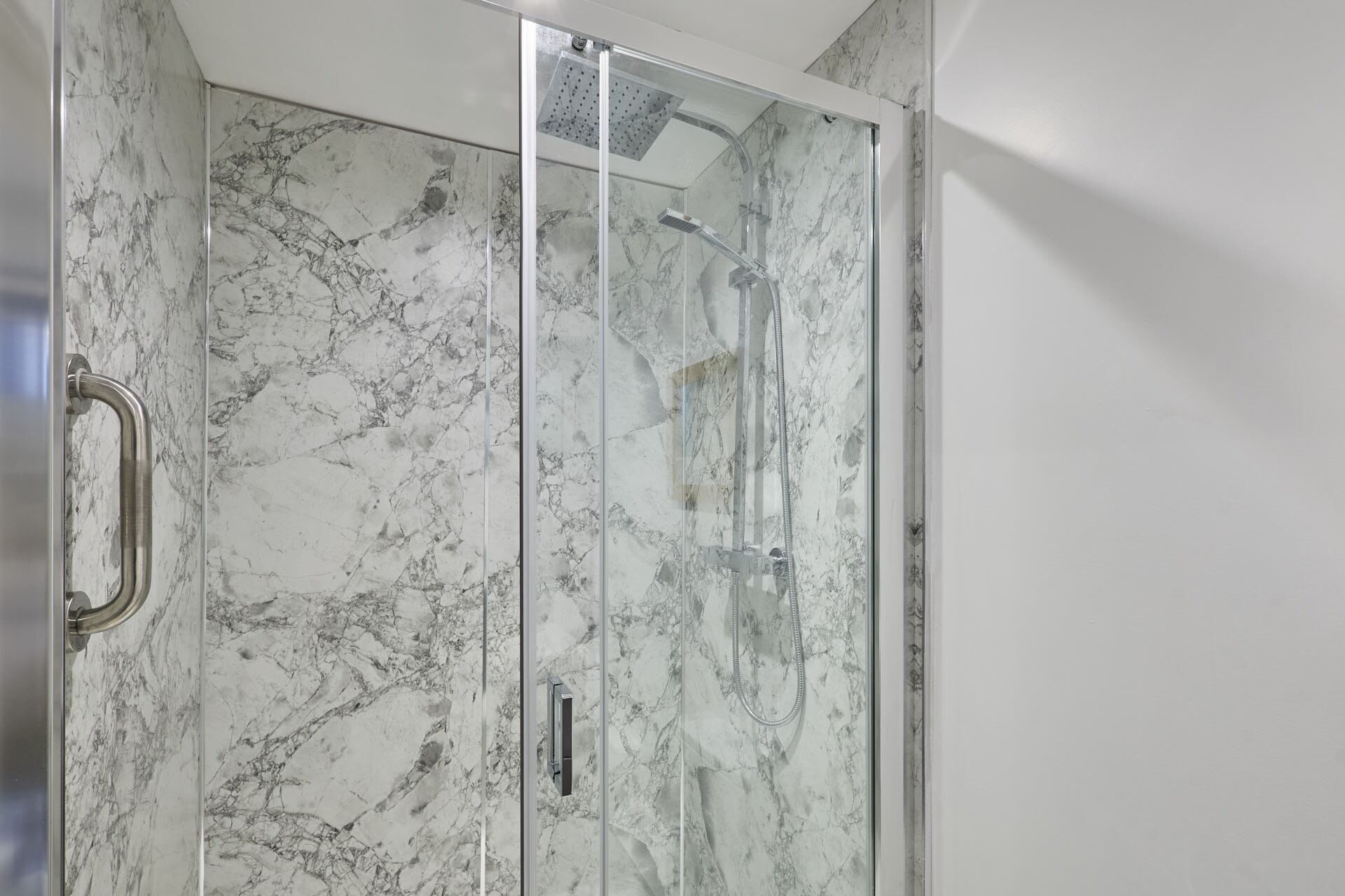 Shower, hair dryer, towels, shampoo