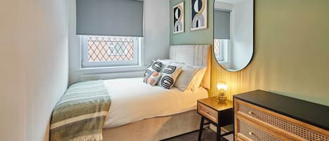 4 bedrooms, iron/ironing board, WiFi, bed sheets