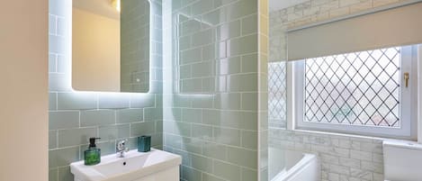 Dusche, Handtücher, Shampoo