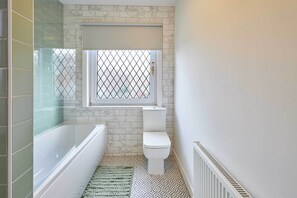 Douche, serviettes fournies, shampoing