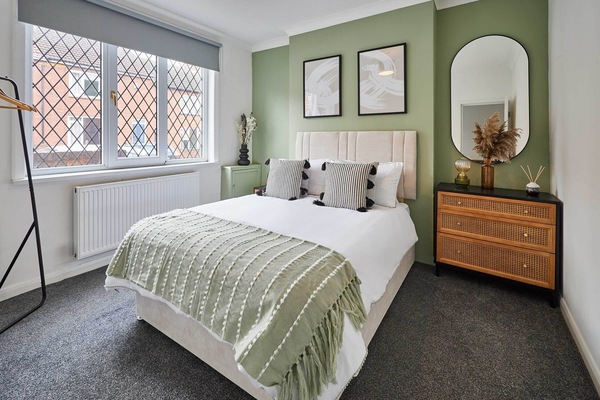 Joffre Avenue, Castleford - Host & Stay