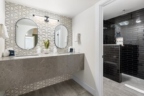 Shower, towels, shampoo - Scottsdale Resort! Pool | Hot Tub | Sports Court | Golf (Scottsdale)
