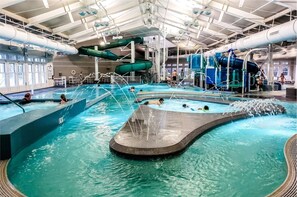Una piscina techada, una piscina al aire libre