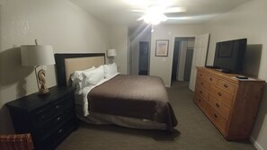 1 habitación, tabla de planchar con plancha, wifi gratis y ropa de cama