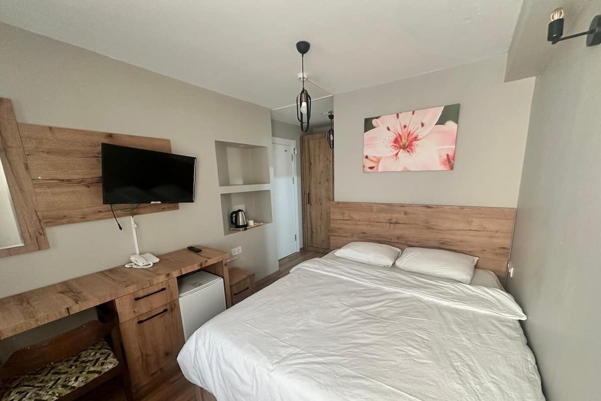 Escritorio, wifi gratis y ropa de cama