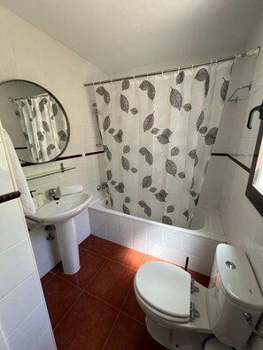 Suihku, hiustenkuivaaja, pyyhkeet, saippua