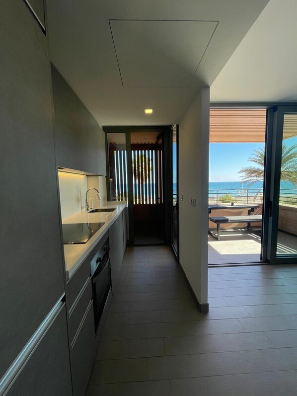 Private kitchen - Modern beach front apartment (Málaga)