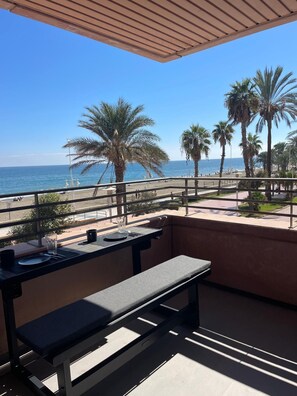 Outdoor dining - Modern beach front apartment (Málaga)