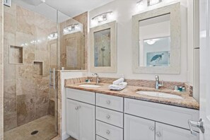 Douche, séchoir à cheveux, serviettes fournies