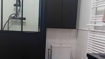 Suihku, hiustenkuivaaja, saippua, vessapaperi