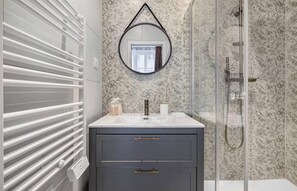Dusche, Haartrockner, Handtücher, Seife