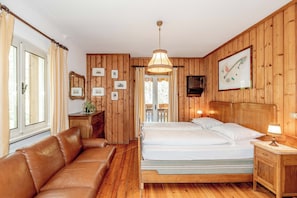 Comfort Double or Twin Room, Balcony, Mountain View | Premium bedding, down duvets, in-room safe, desk - B&B Villa La Bercia (Marebbe)