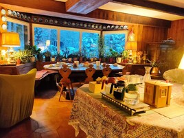 每日供应即点即煮早餐（每人 EUR 10）