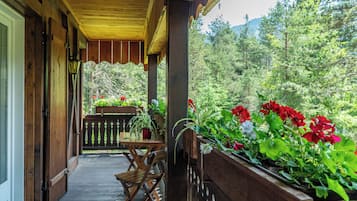 Classic-Doppel- oder -Zweibettzimmer, Balkon, Bergblick | Balkon