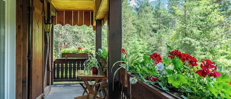 Klassieke kamer, 1 twee- of 2 eenpersoonsbedden, balkon, uitzicht op bergen | Balkon
