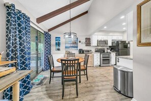 Mikrobølgeovn, kokeplater, oppvaskmaskin og kaffetrakter/tekoker