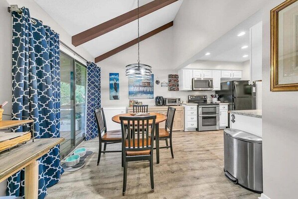 Refrigerador, microondas, parrilla de estufa y lavavajillas 