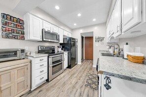 Mikrobølgeovn, kokeplater, oppvaskmaskin og kaffetrakter/tekoker