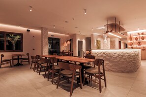 Aperto a colazione, pranzo e cena