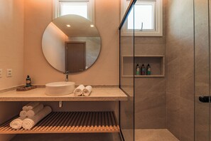 Dobbeltrom – superior | Bad | Designertoalettartikler, hårføner, badekåper og tøfler
