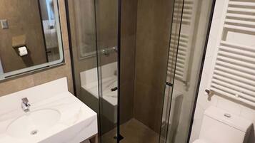 Habitación familiar, 1 habitación | Baño | Regadera, secadora de cabello, toallas, jabón
