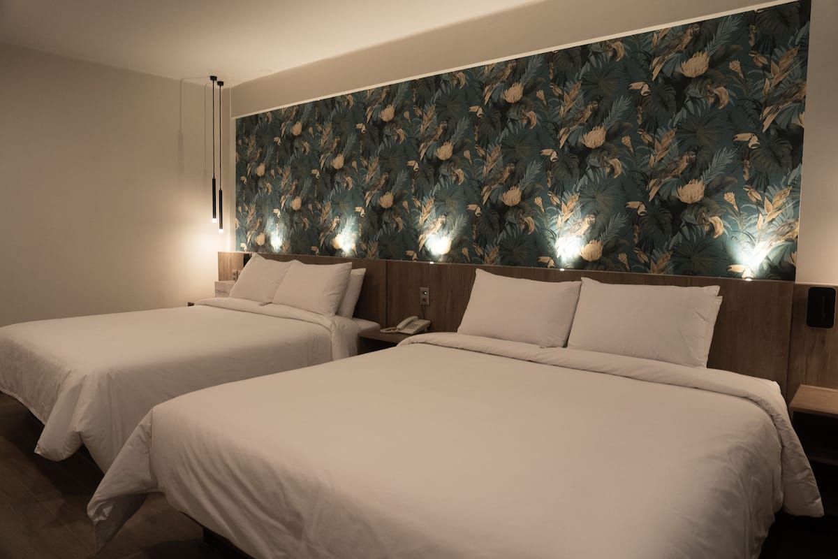 Minibar, free WiFi, bed sheets