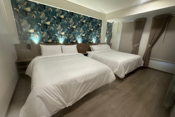 Minibar, WiFi (free), bed sheets