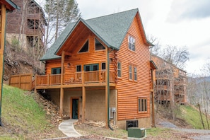 Hillside Horizon's exterior - *Pet-friendly 4BD Cabin w/ POOL + Hot Tub!* (Pigeon Forge)