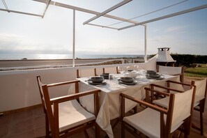 Outdoor dining - Can Peix Dream vacation just steps from the sea (Ciutadella de Menorca)