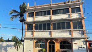A multi-story building with a flat roof, large windows, and a balcony. - Hotel Cosoleacaque Centro (Cosoleacaque)