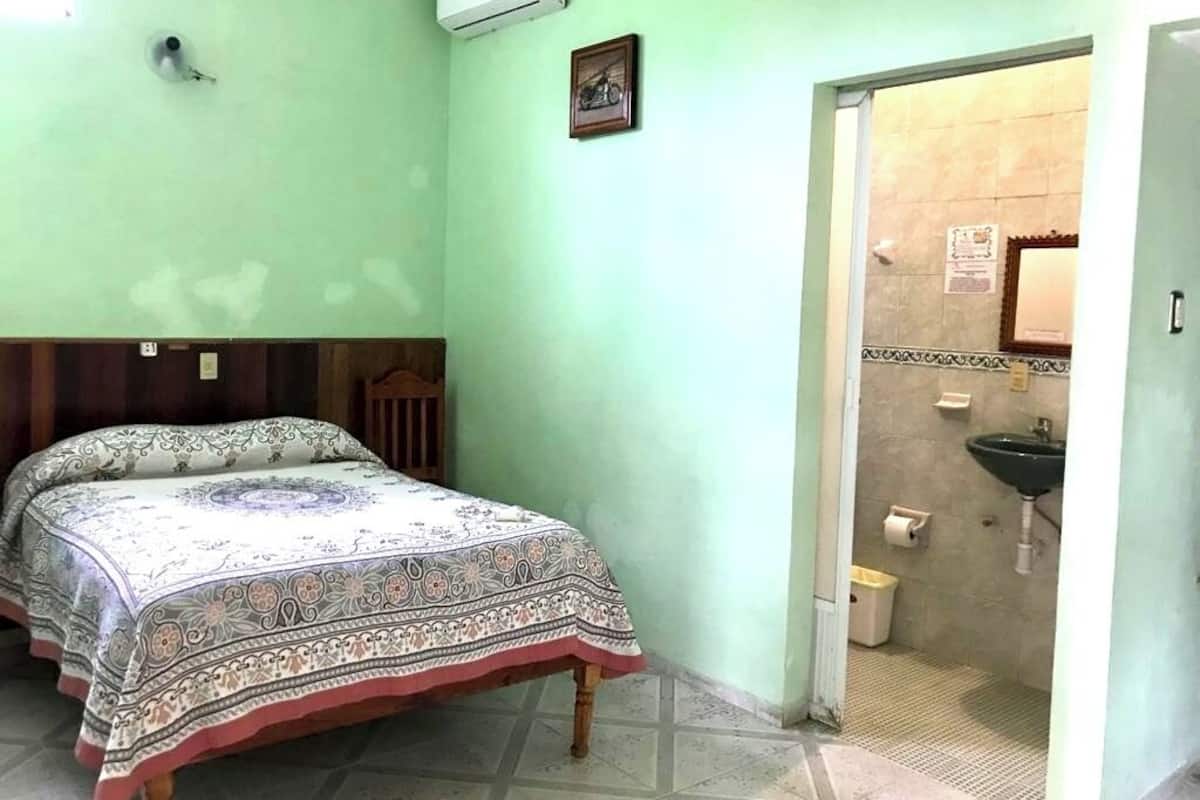 Habitación básica, barras de apoyo en la ducha, no fumadores | Escritorio y wifi gratis