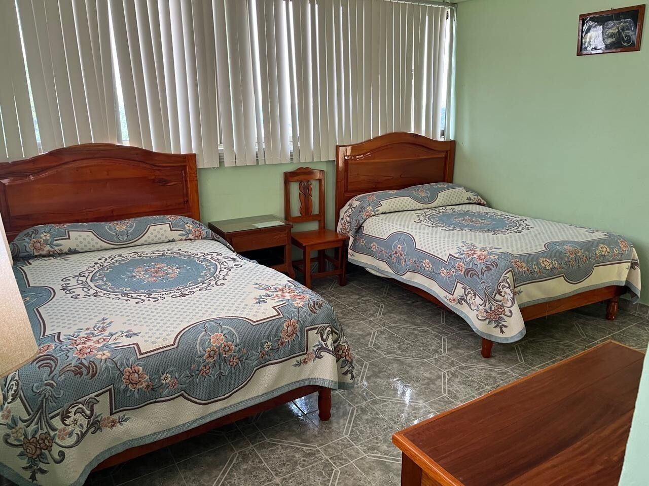 Habitación doble estándar, 2 camas Queen size, barra de apoyo en la regadera, para no fumadores | Escritorio, espacio para trabajar con laptop y wifi gratis 