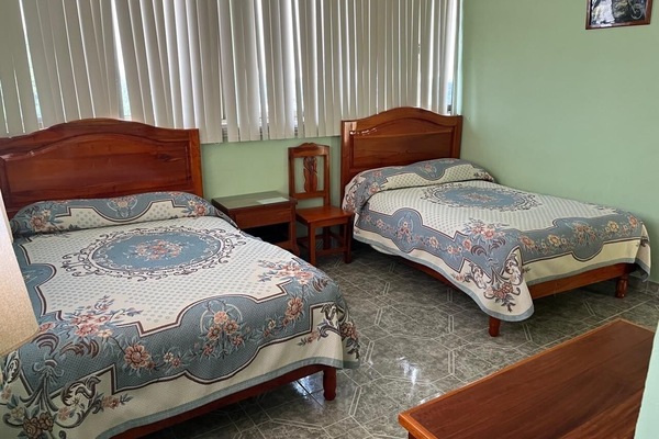 Kahden hengen standard-huone, 2 keskisuurta parisänkyä, tukitangot suihkussa, tupakointi kielletty | Työpöytä, kannettavalle tietokoneelle sopiva työtila, ilmainen Wi-Fi