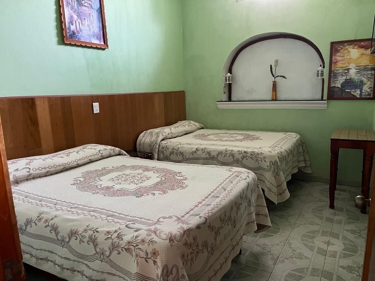 Habitación doble estándar, 2 camas Queen size, barra de apoyo en la regadera, para no fumadores | Escritorio, espacio para trabajar con laptop y wifi gratis 