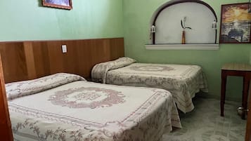 Habitación doble estándar, 2 camas Queen size, barra de apoyo en la regadera, para no fumadores | Escritorio, espacio para trabajar con laptop y wifi gratis