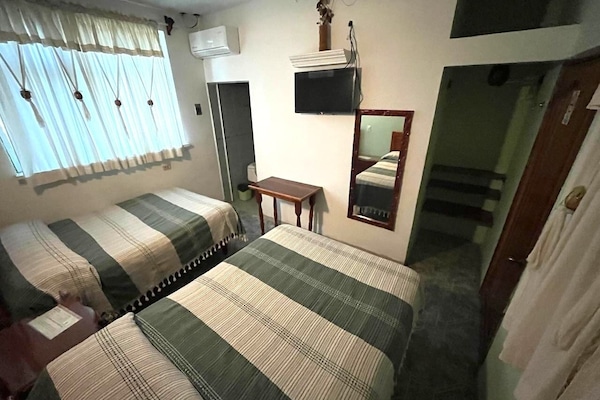 Habitación estándar doble, 2 camas de matrimonio, barras de apoyo en la ducha, no fumadores | Escritorio, espacio para trabajar con un portátil, wifi gratis
