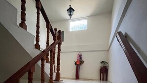 A staircase with wooden balusters and beige steps leading to a landing. - Hotel Cosoleacaque Centro (Cosoleacaque)