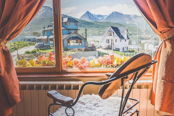 Een kluis op de kamer, een bureau, een laptopwerkplek, gratis wifi