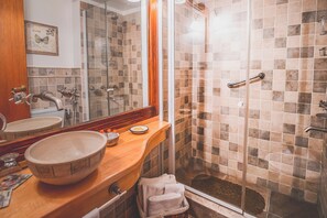 Habitación doble estándar, vista a la montaña | Baño | Tina, secadora de cabello, toallas, jabón 