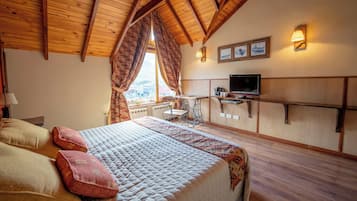 Habitación doble estándar, vista a la ciudad | Caja de seguridad en la habitación y escritorio